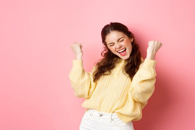 Cô gái dễ thương và vui vẻ tạo dáng