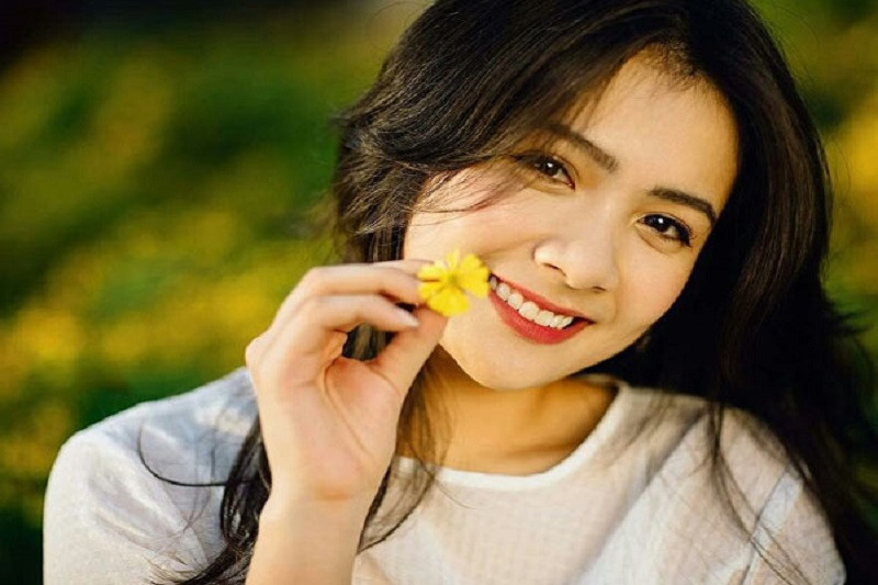 Cô gái dễ thương với khuôn mặt hạnh phúc