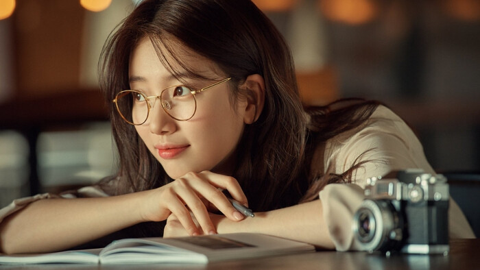 Cô gái Hàn xinh dễ thương đeo kính gọng tròn