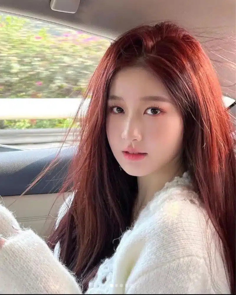 Cô gái Hàn xinh đẹp với phong cách năng động trên xe ô tô