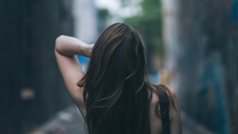 Cô gái khóc, đưa tay che mặt trong ảnh buồn thất tình