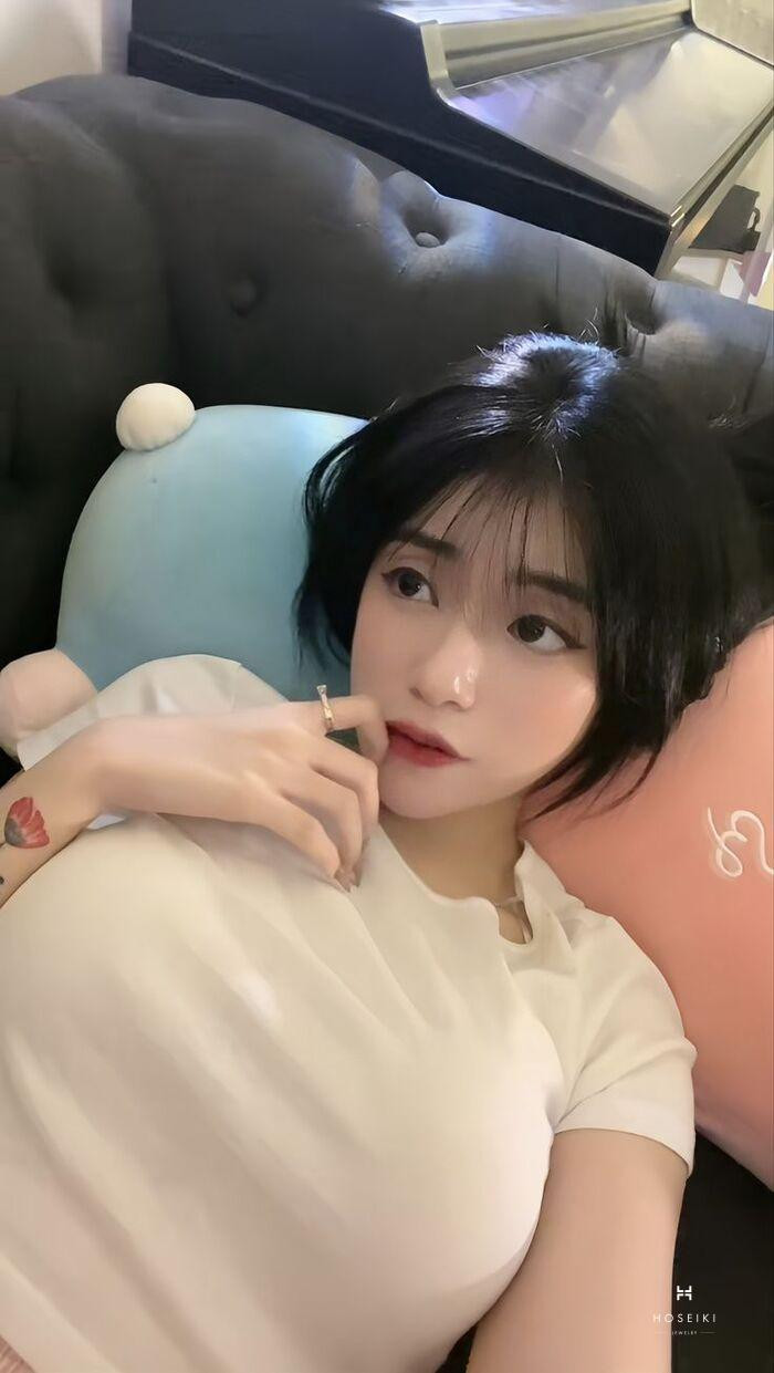 Cô gái mặc bikini đơn giản, tạo dáng bên hồ bơi thể hiện sự thoải mái và tự tin