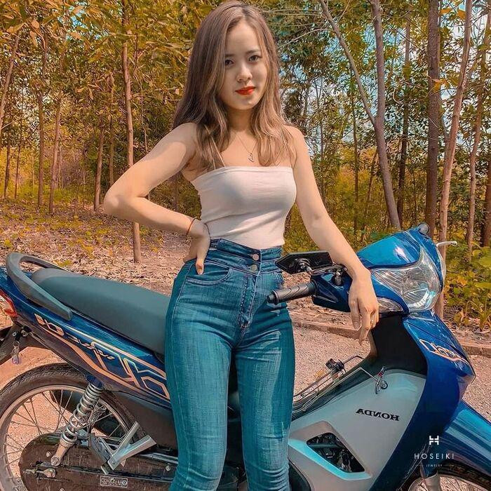 Cô gái mặc trang phục đơn giản nhưng nổi bật nhờ thần thái và vóc dáng