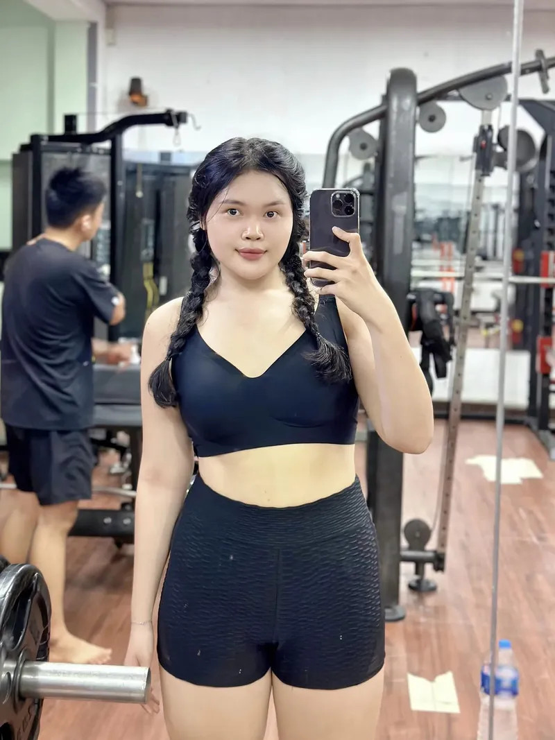 Cô gái mập dễ thương đang tập thể thao đầy năng lượng