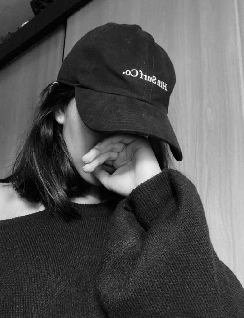 Cô gái ngầu đội mũ lưỡi trai chụp ảnh trắng đen