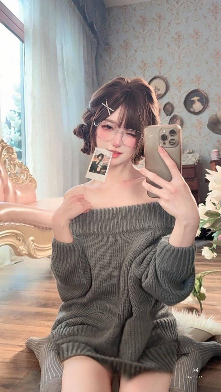 Cô gái tóc ngắn cười tươi rạng rỡ, tạo nên bức ảnh gái cute tràn đầy năng lượng