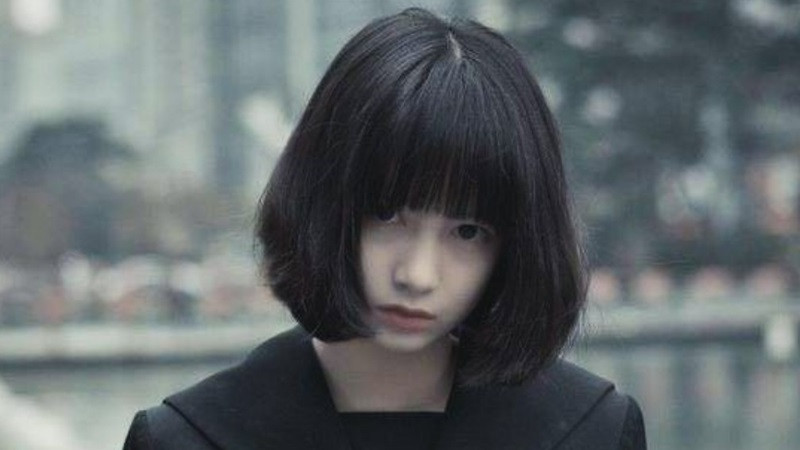 Tổng Hợp Những Bộ Ảnh Ngầu Nữ Đẹp Nhất Cho Bạn Cô gái tóc ngắn tạo dáng đầy năng động, thể hiện sự tự do và phá cách