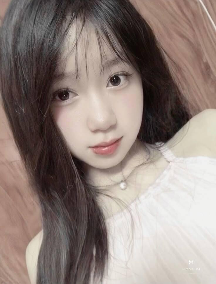 Cô gái trẻ chụp ảnh tự sướng thể hiện vẻ đẹp tự nhiên