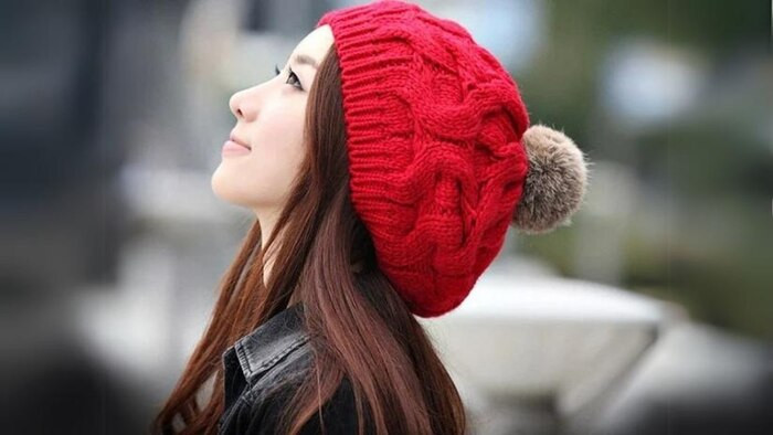 Cô gái trẻ đội mũ len đỏ tươi tắn