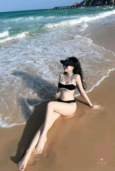 Cô gái trẻ trung năng động tạo dáng với bikini