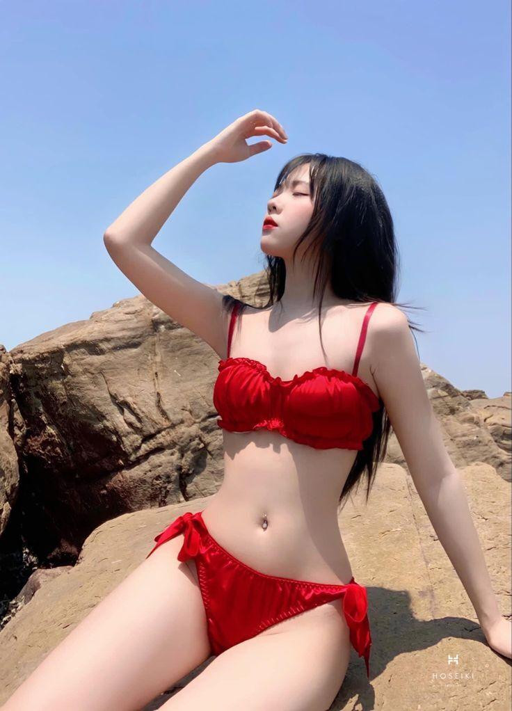 Cô gái trẻ trung nổi bật với bikini và phụ kiện mùa hè