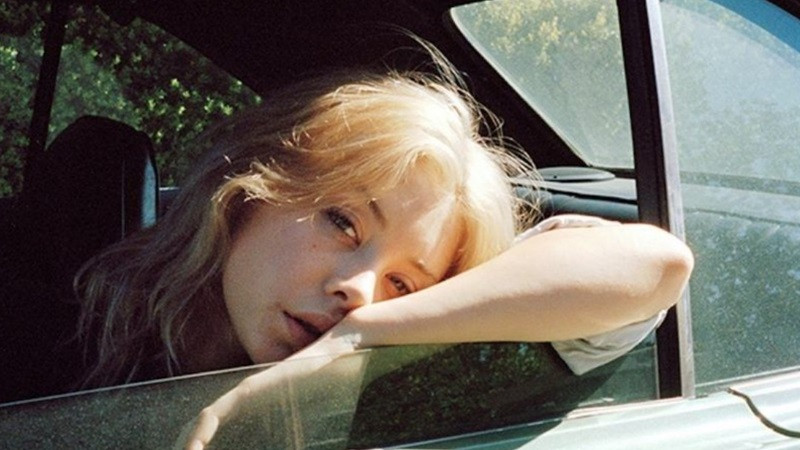 Tổng Hợp Những Bộ Ảnh Ngầu Nữ Đẹp Nhất Cho Bạn Cô gái trẻ với biểu cảm ấn tượng, thể hiện chiều sâu suy nghĩ và cá tính độc đáo