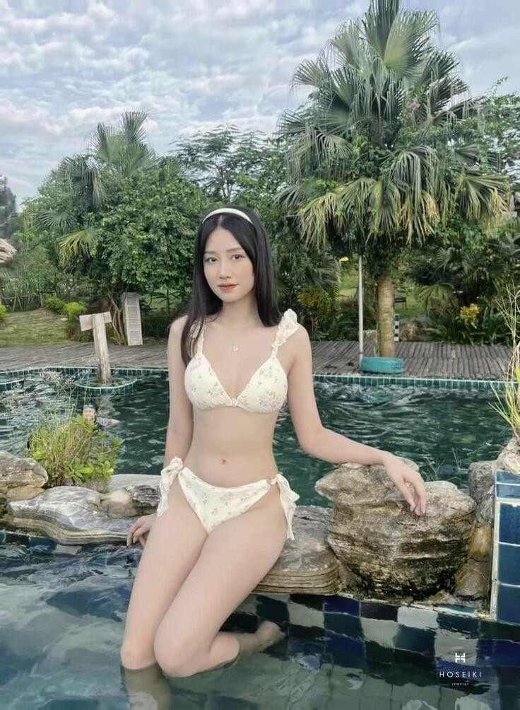 Cô gái tự tin khoe dáng với bikini đơn giản nhưng tinh tế