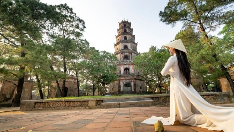 Cô gái Việt Nam bên Chùa Thiên Mụ ở Huế