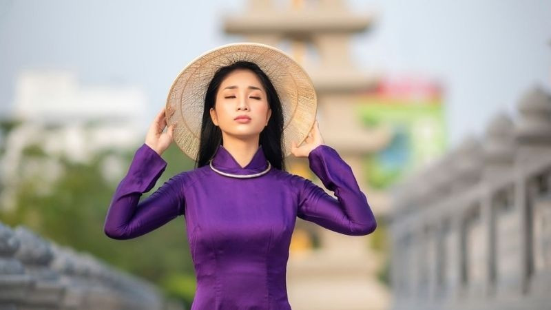 Cô gái Việt Nam duyên dáng trong tà áo dài