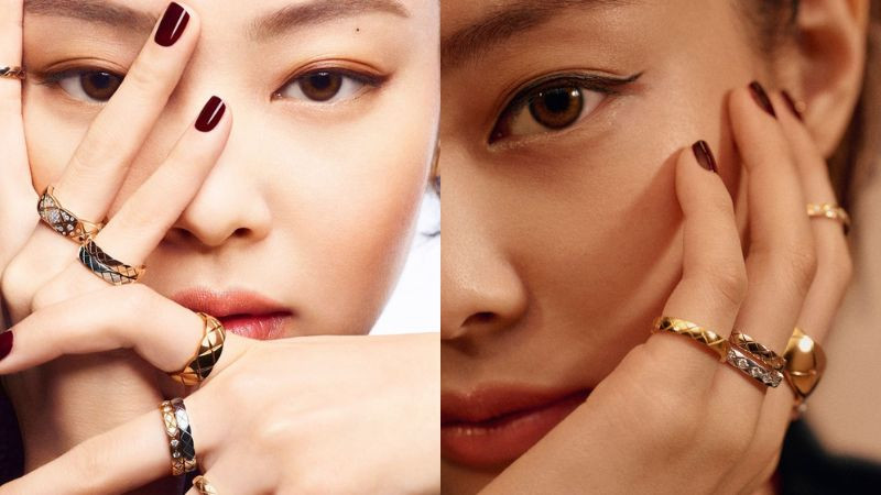 Cô gái với ánh mắt thu hút nhìn thẳng vào ống kính khi chụp ảnh dáng đẹp che mặt