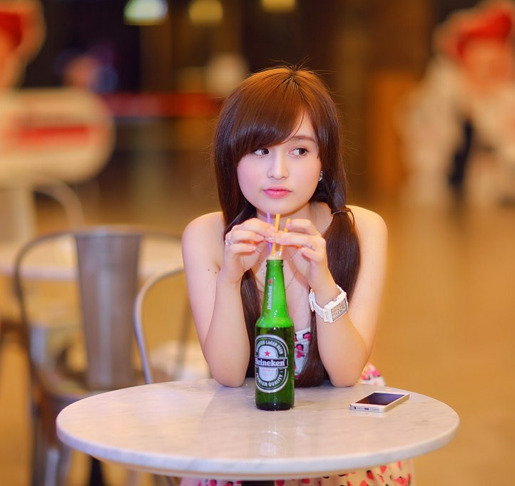 Cô gái xinh có biểu cảm ngơ ngác dễ thương