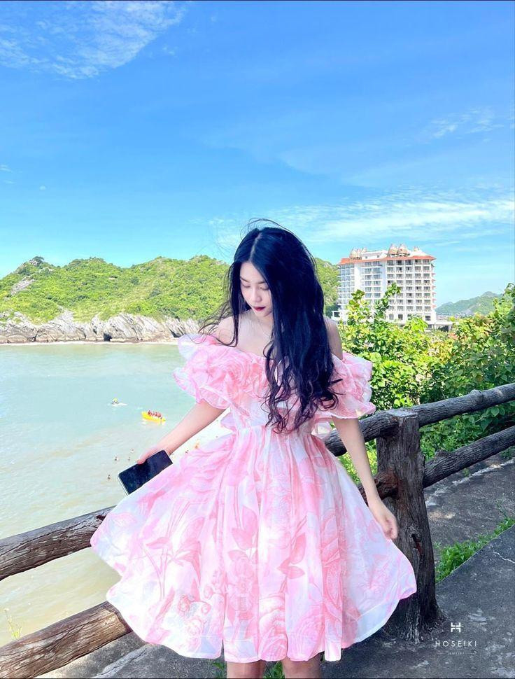 Vẻ Đẹp Cuốn Hút Của Gái Xinh Mặc Pinky Đáng Yêu Cô gái xinh diện trang phục hồng mềm mại, tôn lên nét duyên dáng tự nhiên