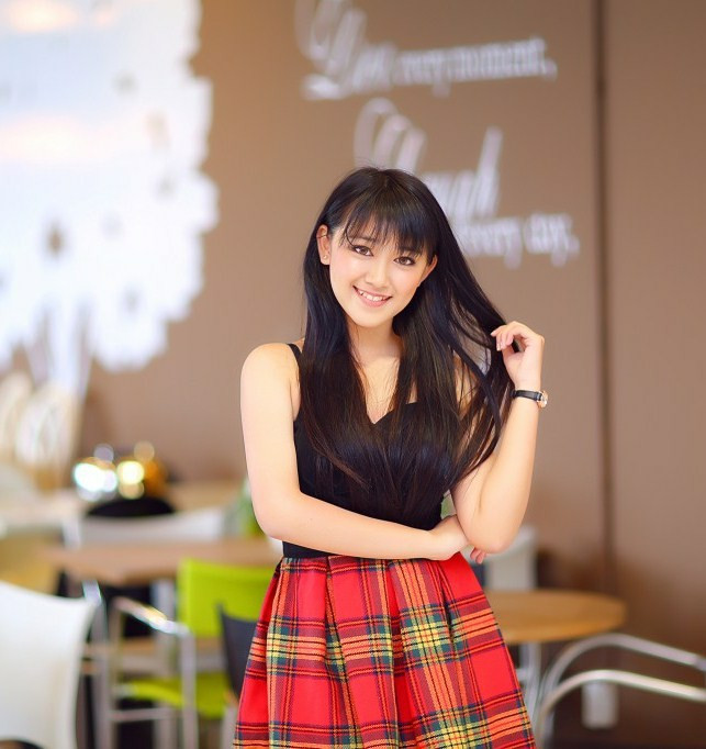 Cô gái xinh mặc áo đen đơn giản nhưng thu hút