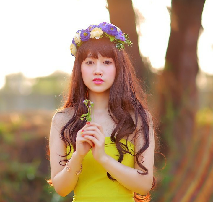 Cô gái xinh tươi tắn đội vòng hoa trên đầu