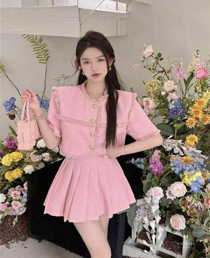Vẻ Đẹp Cuốn Hút Của Gái Xinh Mặc Pinky Đáng Yêu Cô gái xinh tươi tắn tạo dáng duyên dáng với bộ trang phục màu hồng