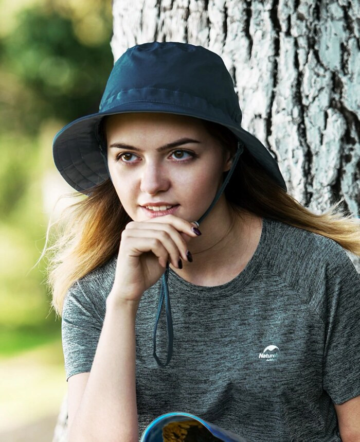 Cô gái xinh xắn đội mũ cói vành rộng tạo dáng nữ tính