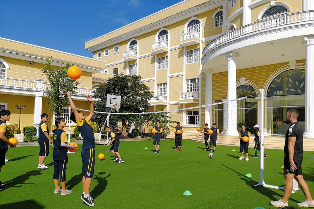 Cờ Mỹ và Việt Nam trước cổng Trường Quốc tế Hoa Kỳ APU Đà Nẵng