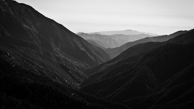 Con đường phủ tuyết trong ảnh phong cảnh buồn đen trắng, tạo cảm giác cô lập