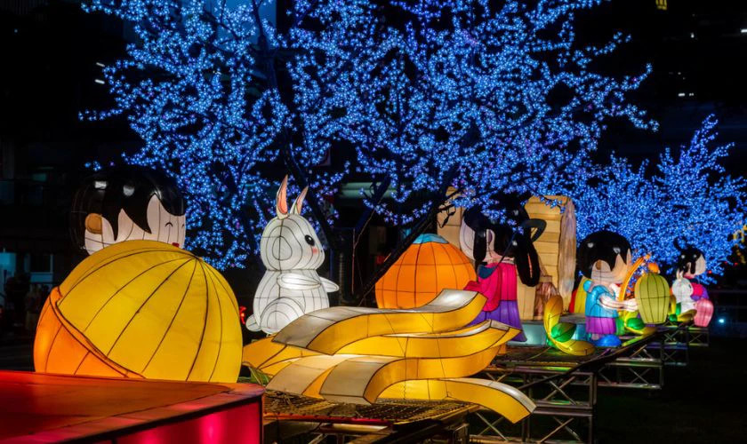 Con đường trang trí đèn lồng rực rỡ sắc màu trong lễ hội Trung Thu