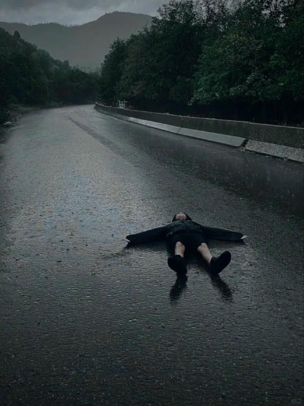 Con đường vắng dưới ánh đèn vàng lúc đêm khuya