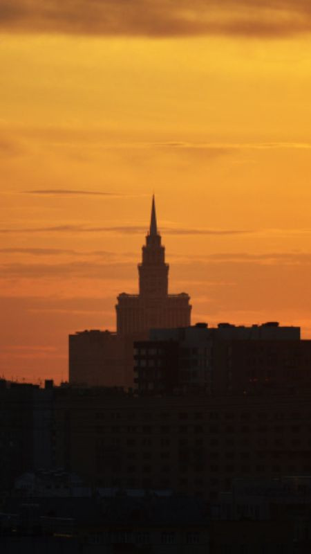 Con đường vắng dưới ánh hoàng hôn buồn