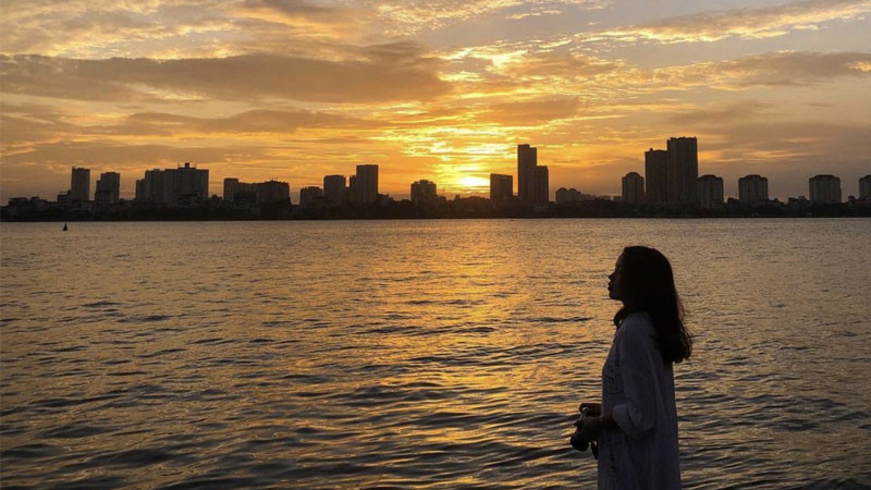 Con đường vắng vẻ dưới trời mưa, thể hiện sự cô đơn và nỗi buồn