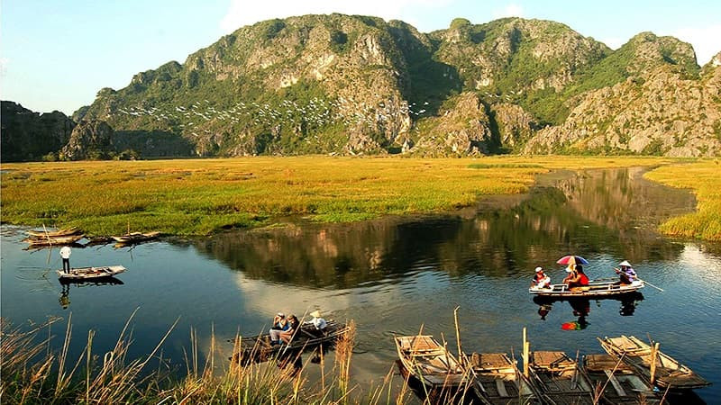 Con người và thiên nhiên sống hòa hợp, thể hiện sự phụ thuộc vào tài nguyên thiên nhiên