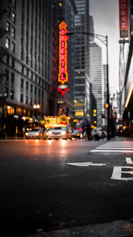 Con phố vắng vẻ vào ban đêm, chỉ có ánh đèn đường chiếu sáng, tạo không khí trầm mặc trong ảnh đường phố.