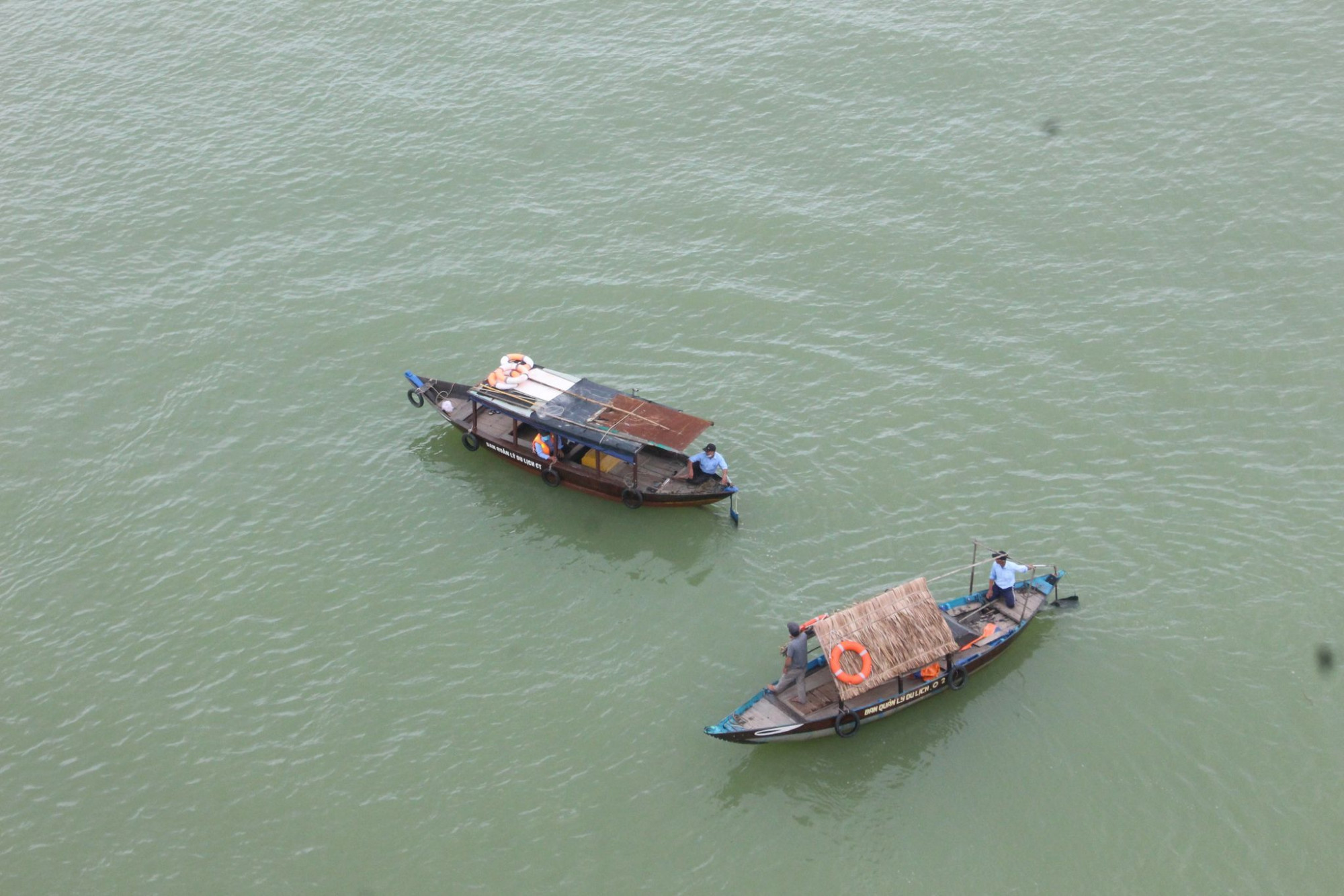 Con thuyền nhỏ trôi nhẹ nhàng trên dòng sông yên ả, phong cảnh thanh bình của miền quê