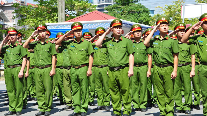 Công an giúp người dân trong vùng lũ