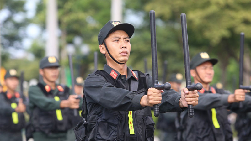 Công an hỗ trợ người dân ven đường