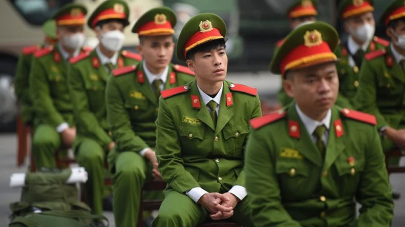 Công an hướng dẫn người dân