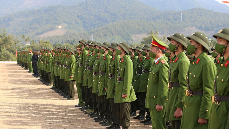 Công an làm nhiệm vụ kiểm tra hành chính