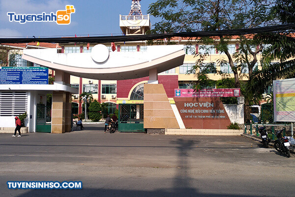 Cổng chính đặc trưng của Học viện Công nghệ Bưu chính Viễn thông cơ sở phía Nam