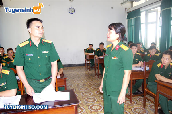 Cổng trường hoặc khu vực chính của Học viện Lục quân 1