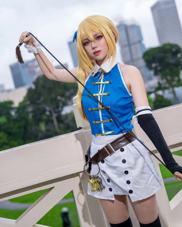 Coser Lucy đang tạo dáng với phong cách nhẹ nhàng, nữ tính