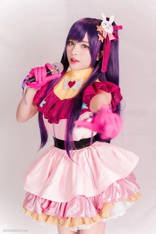 Coser nữ thể hiện nhân vật Ai Hoshino với nụ cười tỏa nắng