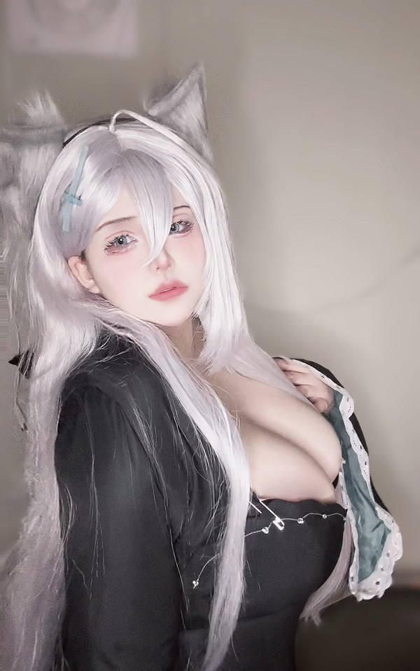 Coser Shiroko pose dáng đầy cá tính và tự tin