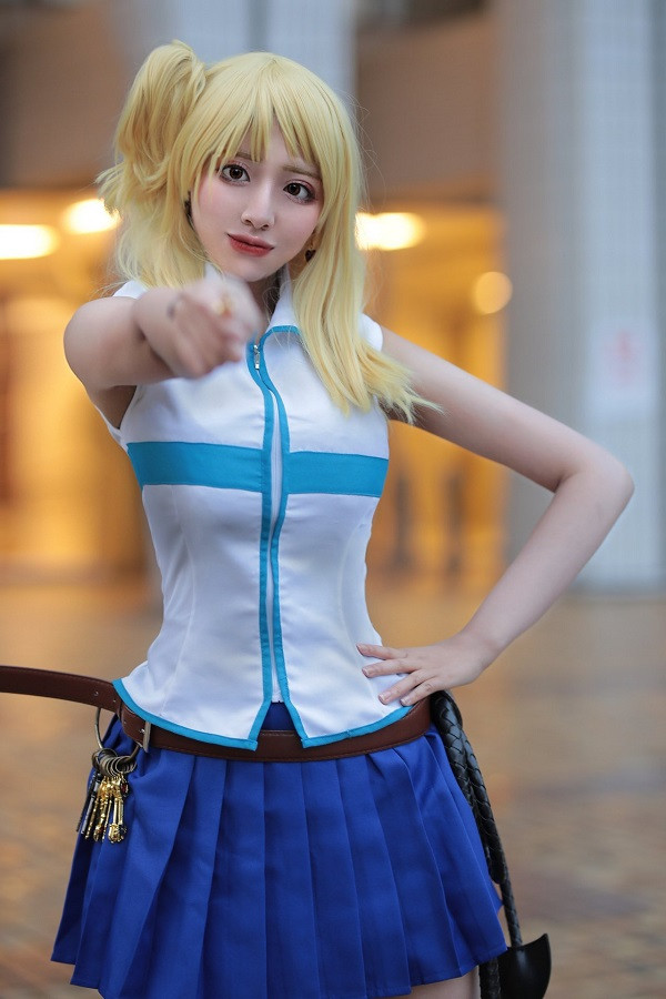 Coser tạo dáng trong bộ đồ pháp sư nổi bật của Lucy Heartfilia