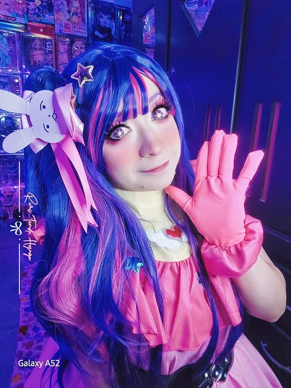 Cosplay Ai Hoshino thể hiện thần thái như idol sân khấu thật sự