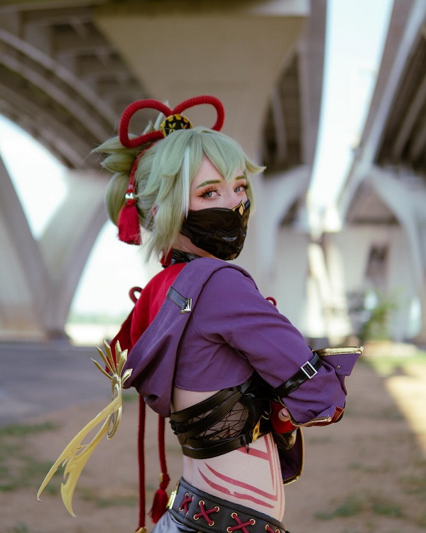 Cosplay Kuki Shinobu giữa ánh đèn mờ ảo