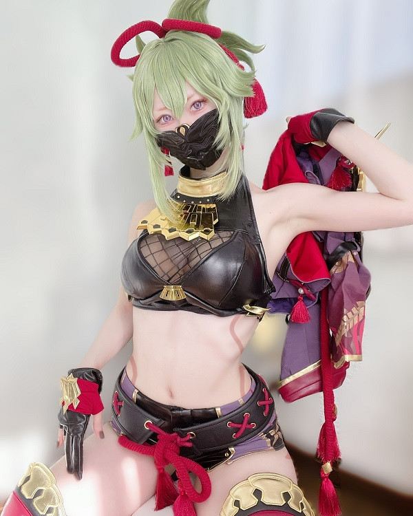 Cosplay Kuki Shinobu giữa không gian cyberpunk