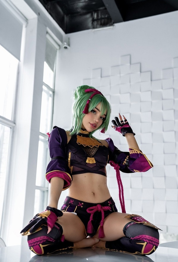 Cosplay Kuki Shinobu với dây xích và mặt nạ đặc trưng