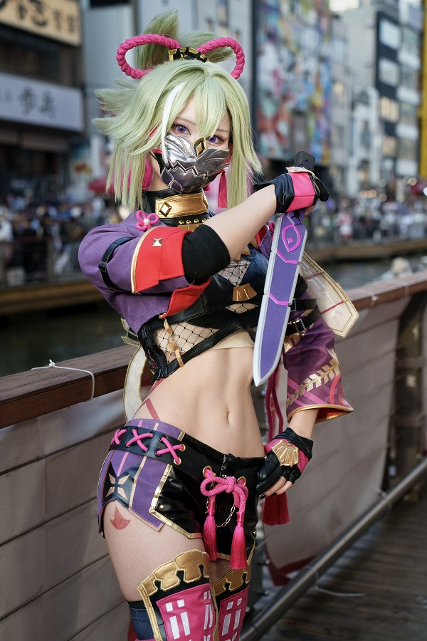 Cosplay Kuki Shinobu với hiệu ứng ánh sáng tím